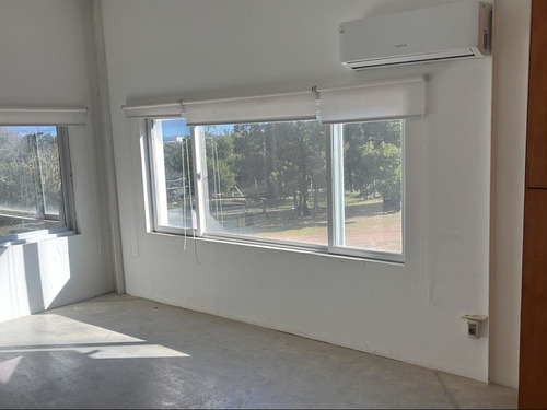 Amplio Galpón Con Oficinas Y Casa Con Terreno En Alquiler.