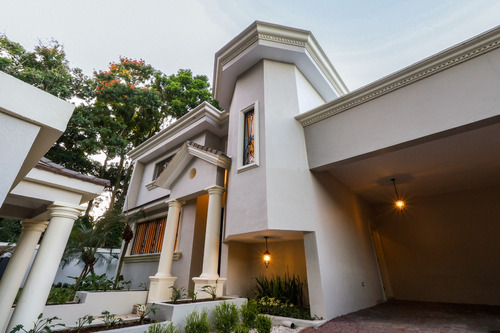 Casa Totalmente Renovada En Venta En Cuesta Hermosa Ii, Arroyo Hondo, Distrito Nacional