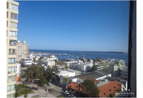 Piso Alto Con Vista Al Puerto