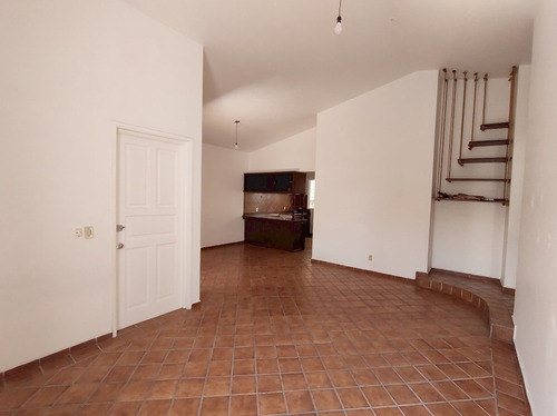 Casa En Un Solo Nivel En Venta En Jardines De Satelite, Cuernavaca Morelos.