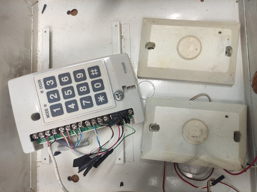 Controladora Rosslare Y Lectoras De Proximidad Incluye Caja.