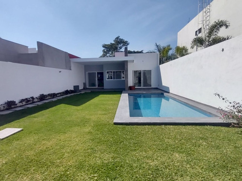 Casa Minimalista En Un Solo Nivel En Venta, En Brisas De Cuernavaca