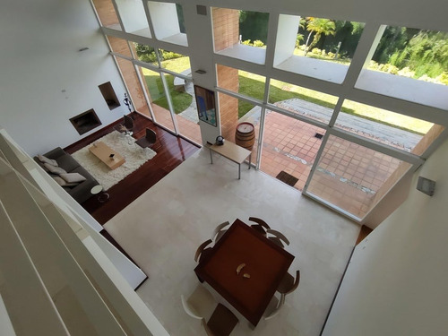 Casa A La Venta Urb. Alto Hatillo. Privacidad Y Exclusividad,construccion De Primera,segura,tranquila,fresca, En Calle Cerrada.arquitectura Actual.gm