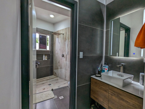 Town House En 80% Remodelado En Venta Con Planta Eléctrica 100% En Colinas De Guataparo.
