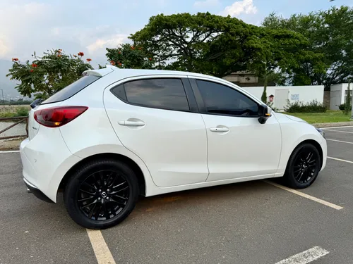 Mazda 2 1.5 Grand Touring Lx blindaje 2