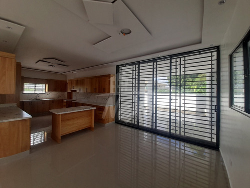 Interesante Casa Moderna Y Amplia En Venta Residencial Cerrado, Santiago Hfc-219