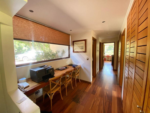 Casa En Venta De 5 Dorm + Estar Y Subt. En Las Brisas Co