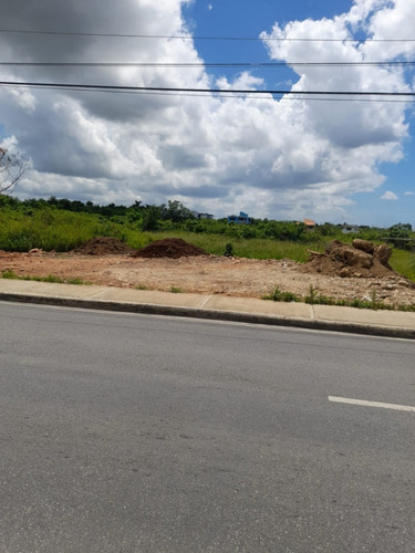 En Santo Domingo Este Solar Para Tu Casa O Proyecto Con Vista Al Mar ,si Eres Desarrollador, Constructor O Inversionista Esta Propiedad Tiene La Ubicación Con Todos Los Servicios Basicos Y Tamaño Idón