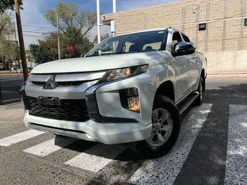 Mitsubishi L200 2.4 Cabina Doble 4x2 Mt