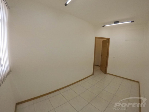 Sala Comercial Localizada No Bairro Centro Com Aproximadamente 45,00 M² Com Divisórias Formando 2 Ambientes, 01 Banheiro E Demais Dependências. - 3573521l