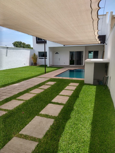 Se Vende Casa Sola, En Lomas De Cuernavaca, Moderna, Amplia, Iluminada, Jardín Y Alberca