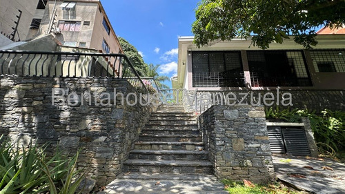 Casa En Venta En Los Palos Grandes Con Terreno Único Kg Negociable