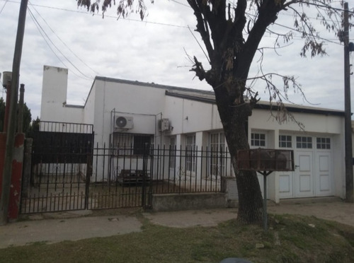 Frutos 2764 Casa 2 Dorm/cochera Y Patio Verde, Se Vende En Barrio Villa Lujan, Santo Tome.