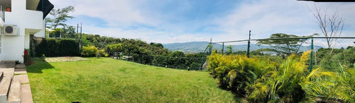 Imagen 9 de 14 de Casa De Tres Plantas En La Urbanización Colinas De Pirineos