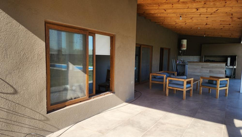 Casa En Venta - 3 Dormitorios 1 Baño - 1118mts2 - Florencio Varela