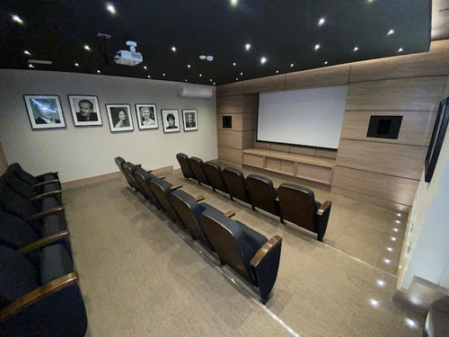 Moderno Edificio Metro Ñuñoa Piscina / Sala De Cine / Spa