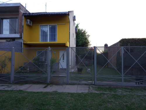 Casa De Dos Plantas Con Terreno Libre