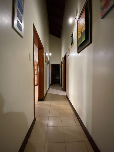 Vendo Casa A Una Cuadra De La Avda. Irrazábal, Centro: 4 Habitaciones Y 4 Baños.