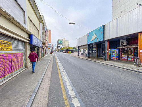 Local Al Frente En Plena Zona Comercial