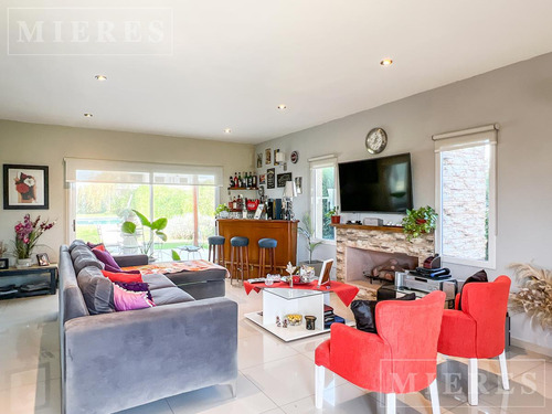 Casa En Venta Sobre Lote Interno En San Sebastián Área 12