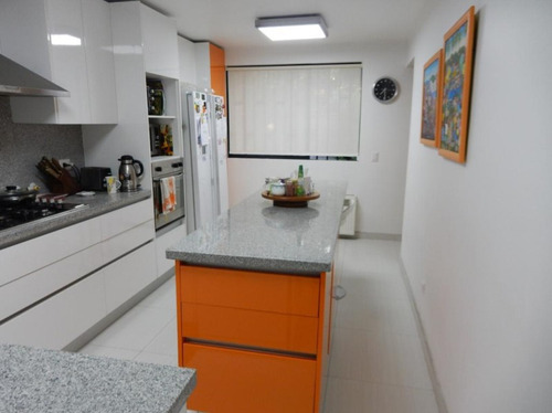 Excelente Casa En Lo Barnechea, Frente A Portal Dehesa