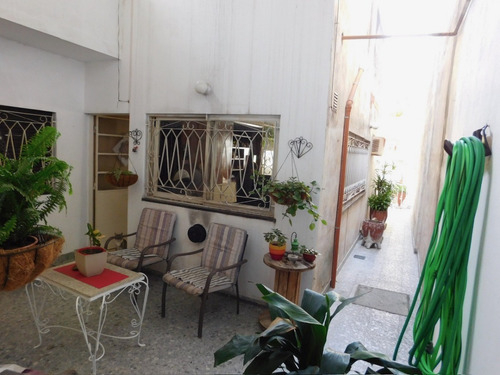 Excelente Casa De 7amb. Con Garaje 2 Autos Y Parque Con Quincho
