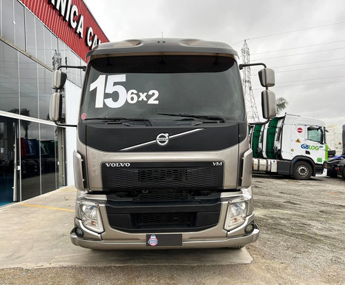 Imagem 2 de 16 de Volvo Vm 270 6x2 2015