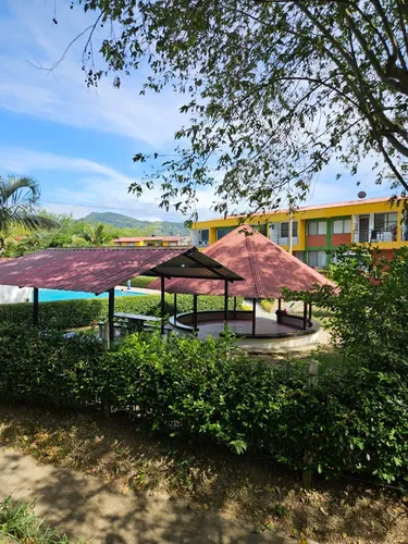 Casa Remodelada, Con Jardín, Sobre Vía Principal, Esquinera Y Con Magnifica Vista.
