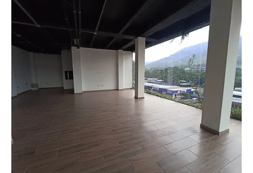 Se Arrienda Local Comercial Nuevo En Copacabana.