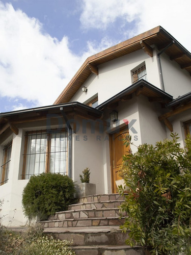 Destacada Propiedad En Barrio Melipal 250m2
