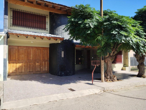 Casa En Venta - 4 Dormitorios 2 Baños - Cochera - 240mts2 - Tunuyán