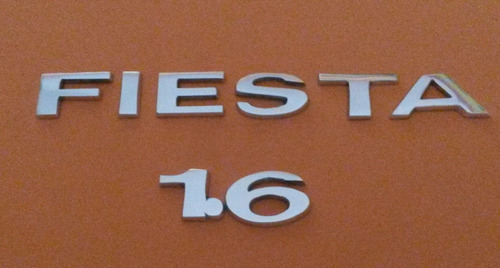 Emblema Kit De Ford Fiesta  2 Piezas En Metal Pulido