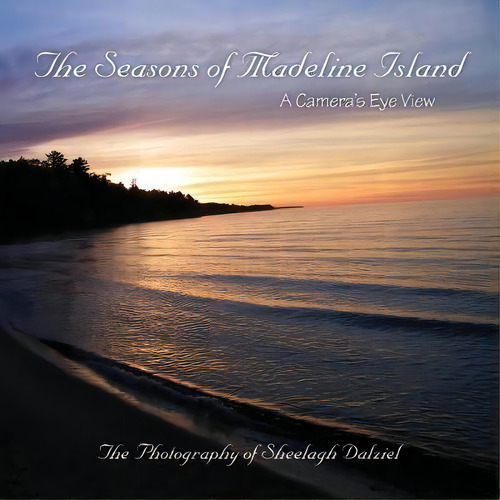 The Seasons Of Madeline Island : A Camera's Eye View: The Photography Of Sheelagh Dalziel, De Sheelagh S Dalziel., Vol. 1. Editorial Motherwell Photography, Tapa Blanda En Inglés