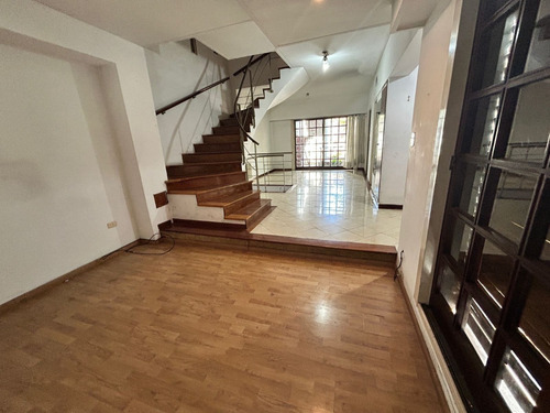 Casa En Alquiler En Excelente Zona De 5amb Con Dependencia Y Escritorio En Villa Devoto