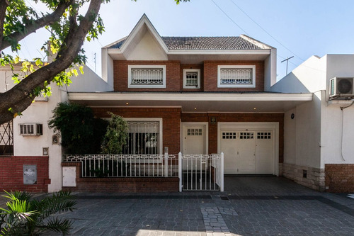 Hermoso Chalet De 5 Amb. En El Centro De Lanusita