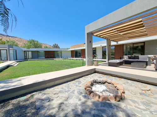Casa Moderna De Un Piso Con Amplios Espacios En Arriendo
