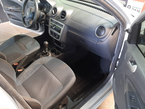 Imagem 11 de 14 de Volkswagen Voyage Trendline 1.6 Prata 2015