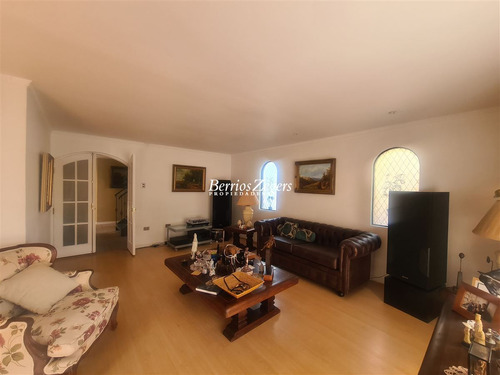 Casa En Venta De 5 Dorm. 3 Baños Mas Servicios En Las Condes