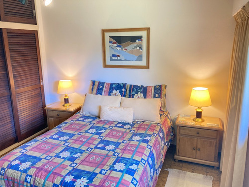 Imagen 8 de 25 de Casa Con Hermoso Parque En B° Los Robles Del Monarca Dueño Vende
