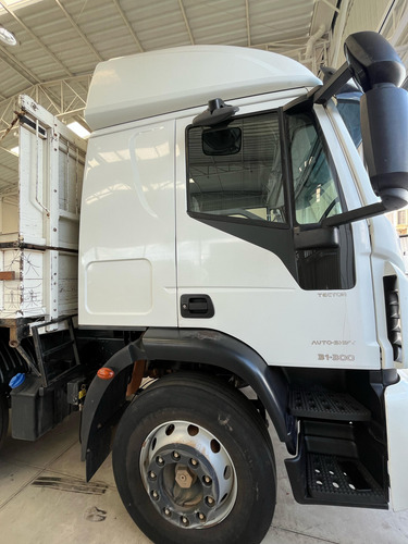 Tector 31-300 Branco 2023 Com Carroceria De Madeira 8x2