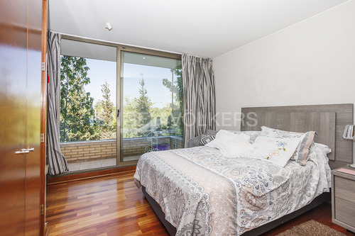 Departamento Con Un Estudio Independiente En El Nivel Calle.