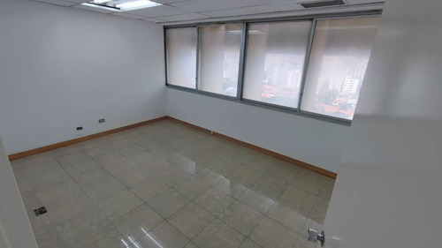 Oficina En Alquiler Con 4 Espacios Cómodos