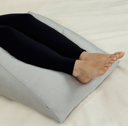 Imagem 3 de 4 de Almofada Triangular Descanso Plushpillo Copespuma Theva