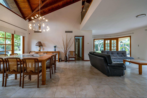 Venta/permuta Casa De 4 Dormitorios Con Amenities. San Marino, Funes Hills.