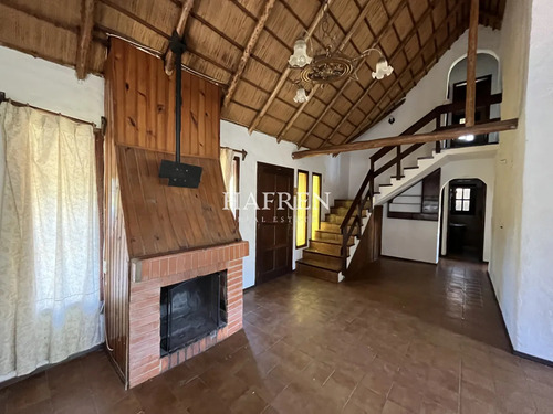 Venta De Casa En Altos Del Pinar, 4 Dormitorios Y 2 Baños