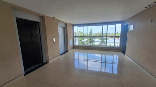 Oficinas Y Lote Cocheras 21 Cub Polo Uno Pilar