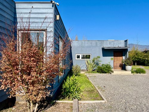 Moderna Y Luminosa Casa Con Casa Secundaria En Parcela