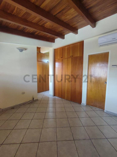 Amplio Townhouse Ubicado En C.r Villas De Oriente