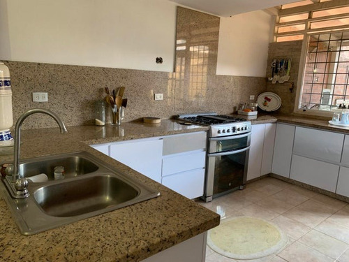 Imagen 6 de 27 de Townhouse En Venta De Dos Niveles Estilo Mediterraneo Cocina Empotrada E Iluminada Monteserino San Diego