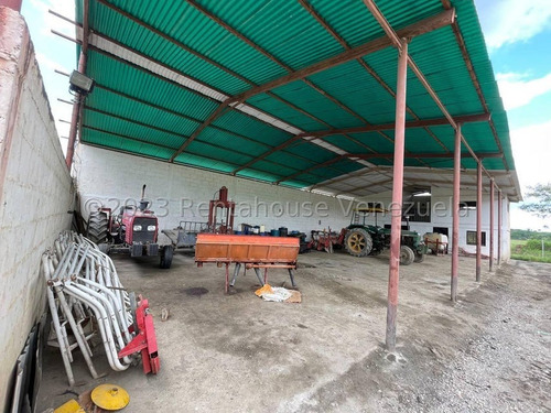 Carlos Colmenarez Felx 23-33543 Vende Finca Con 10 Hectareas Y 4.642 Mts Pozo Profundo De 80 Metros, Bomba De 14 Hp Luz Trifasica Laguna De 50 Por 40 Metros Cochinera De 30 Corrales